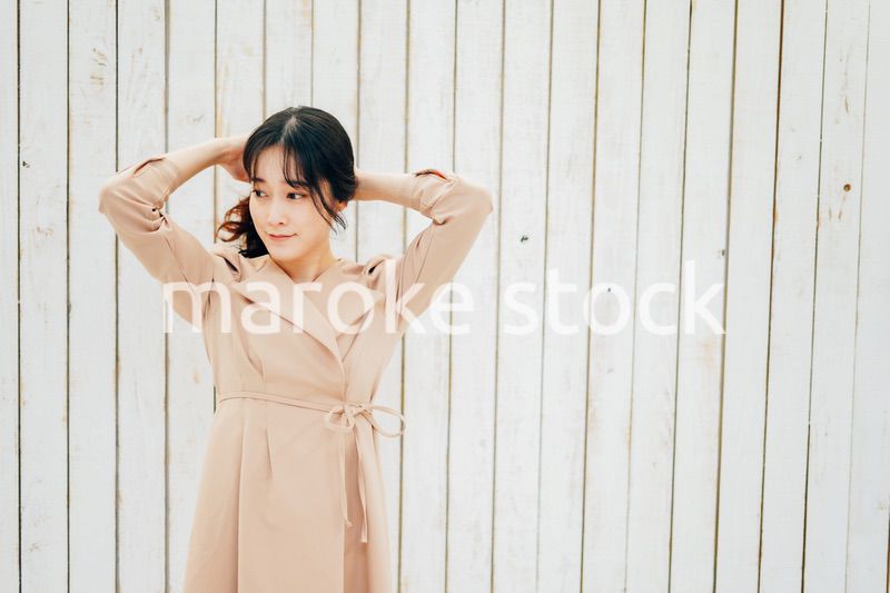 服のフィッティングをする若い女性