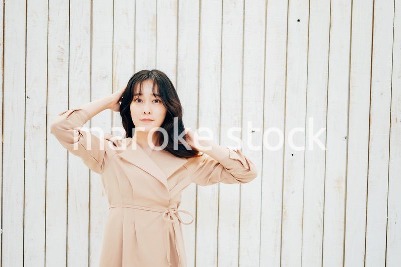 服のフィッティングをする若い女性