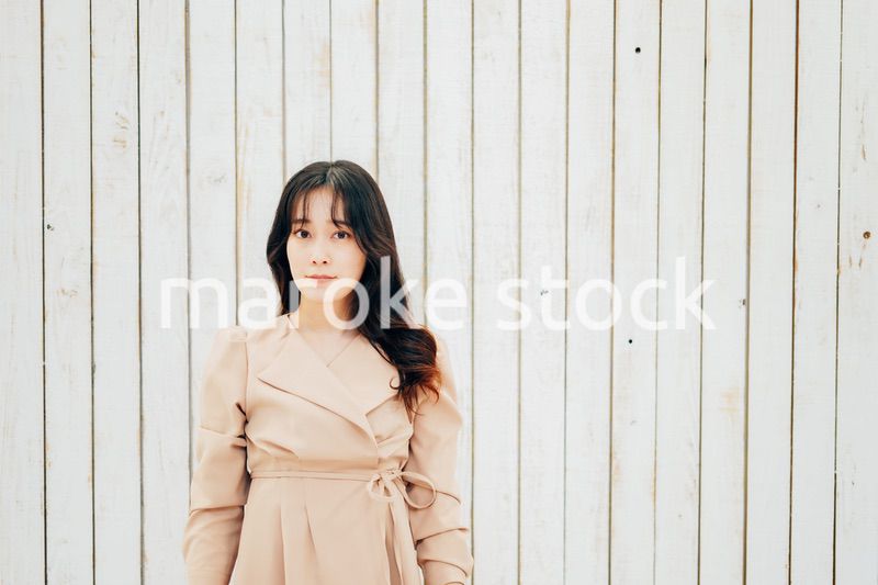 服のフィッティングをする若い女性