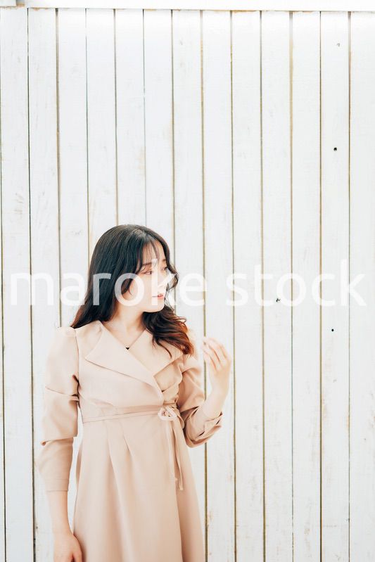 服のフィッティングをする若い女性