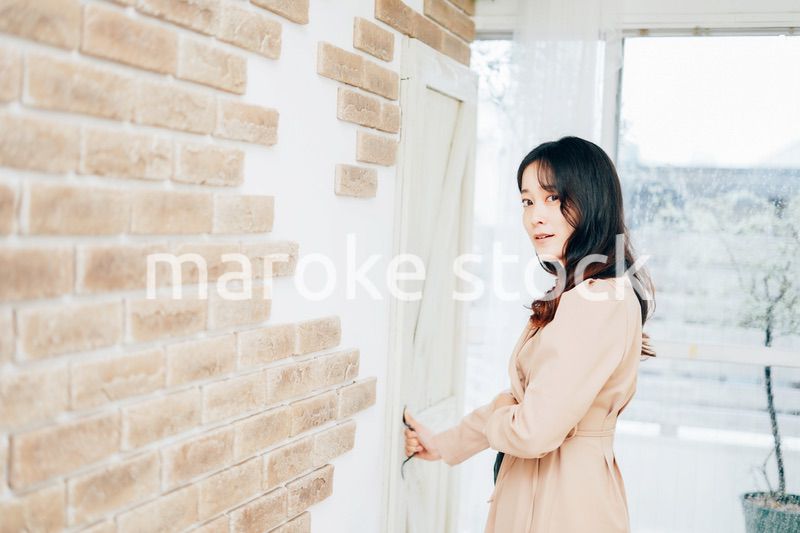 家を出発する若い女性