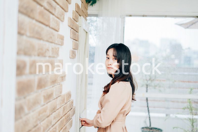 家を出発する若い女性