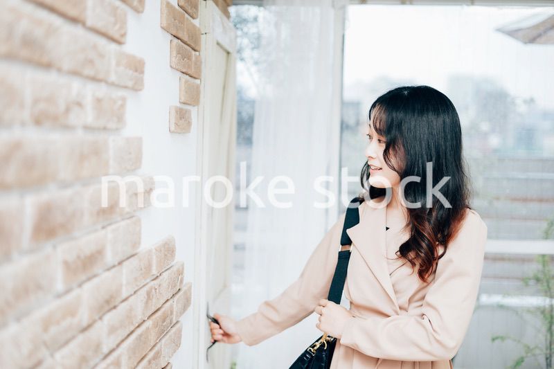 家を出発する若い女性