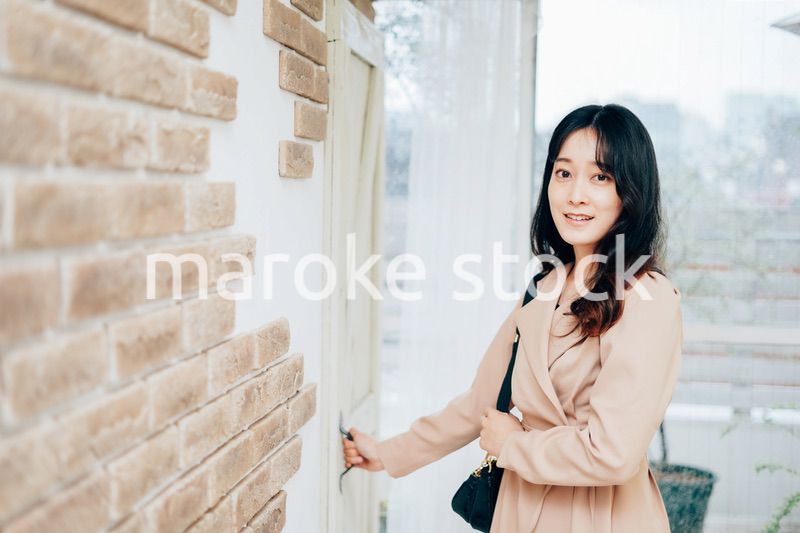 家を出発する若い女性