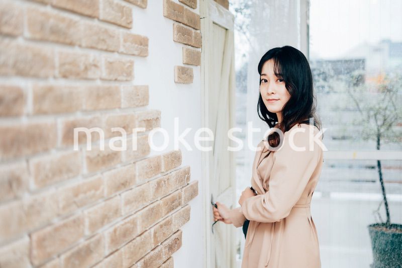 家を出発する若い女性