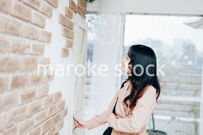 家を出発する若い女性