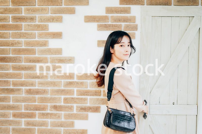 家を出発する若い女性