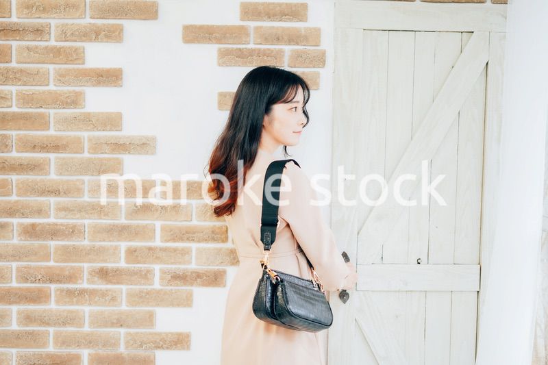 家を出発する若い女性