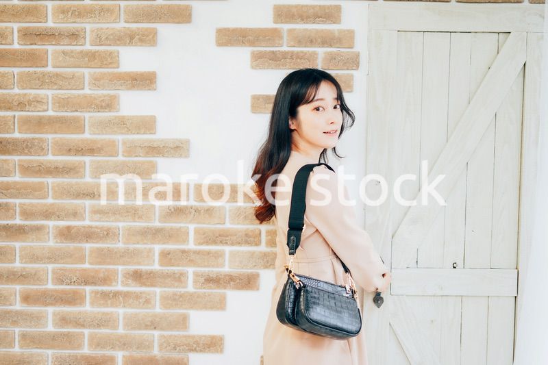 家を出発する若い女性