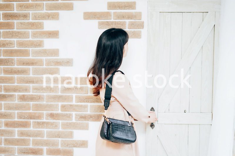 家を出発する若い女性