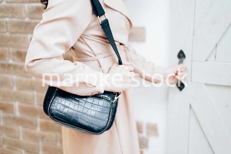 家を出発する若い女性