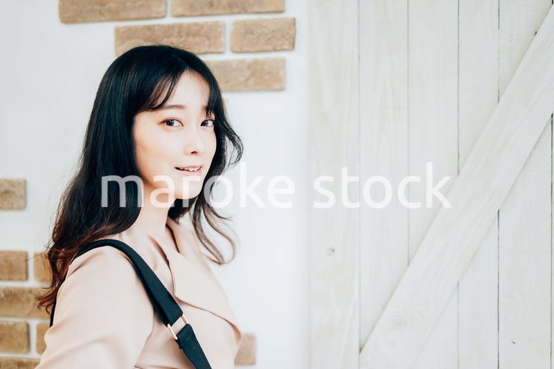 家を出発する若い女性