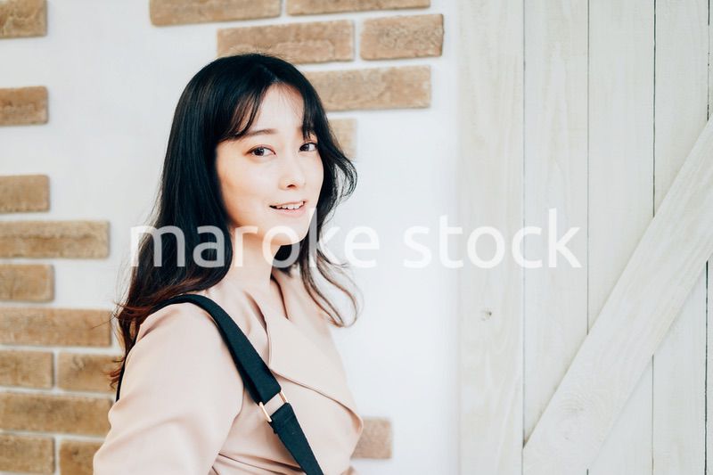 家を出発する若い女性