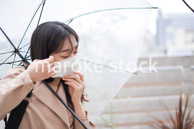 マスクをして通勤をする若い女性