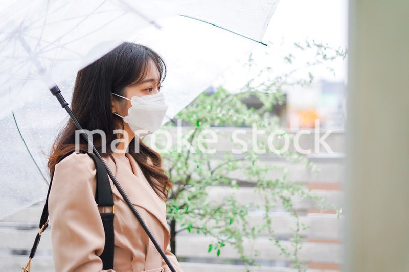 マスクをして通勤をする若い女性