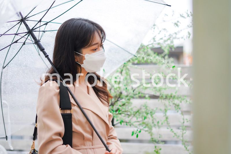 マスクをして通勤をする若い女性