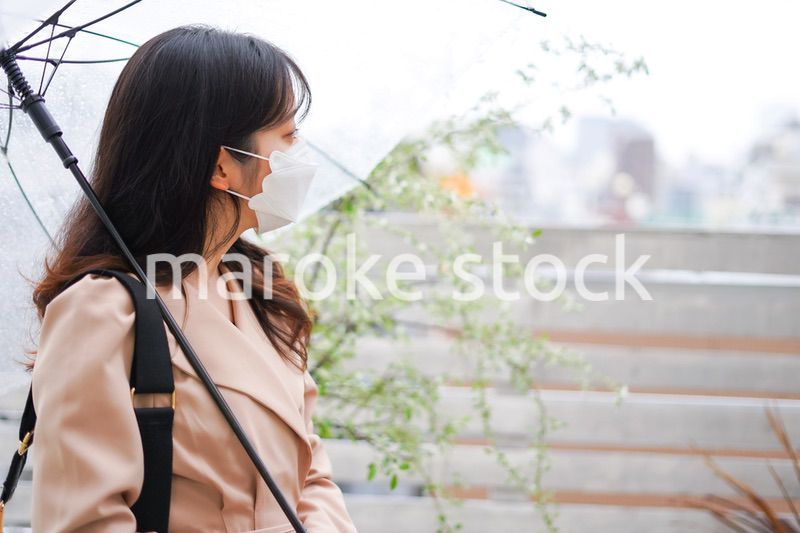 マスクをして通勤をする若い女性