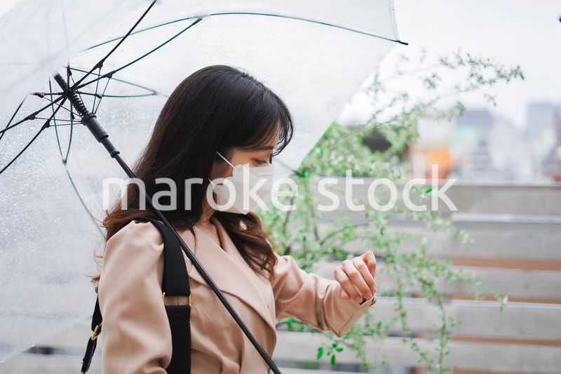 マスクをして通勤をする若い女性