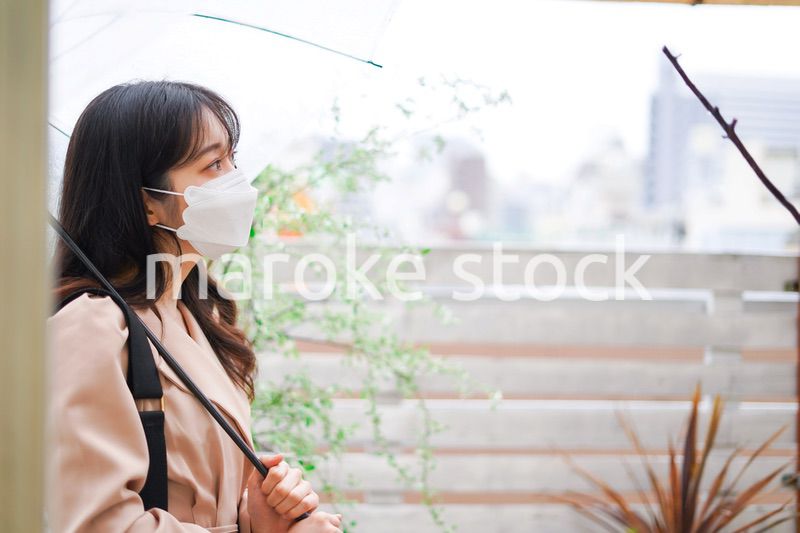 マスクをして通勤をする若い女性