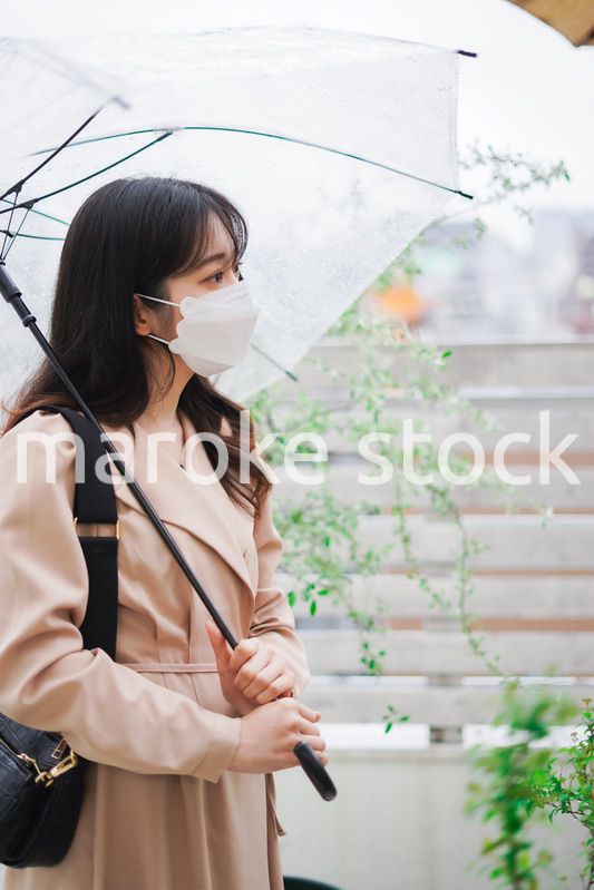 マスクをして通勤をする若い女性