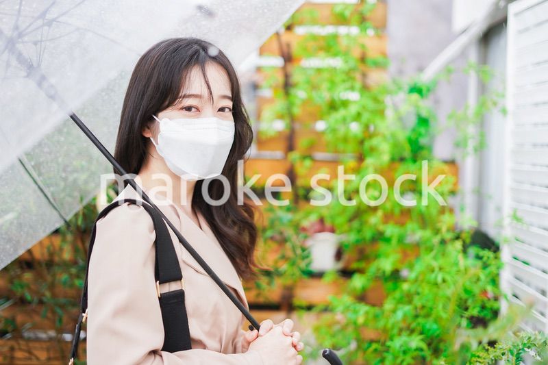マスクをして通勤をする若い女性