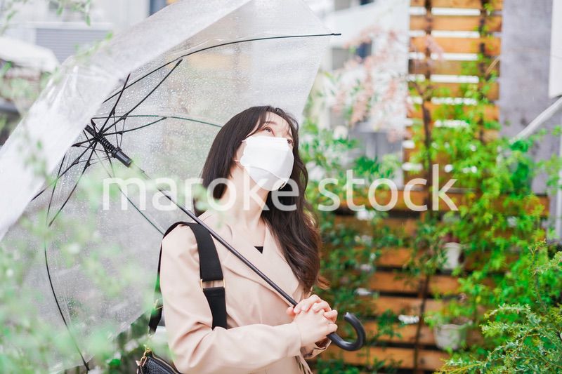 マスクをして通勤をする若い女性