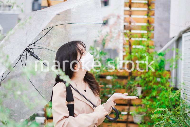 マスクをして通勤をする若い女性