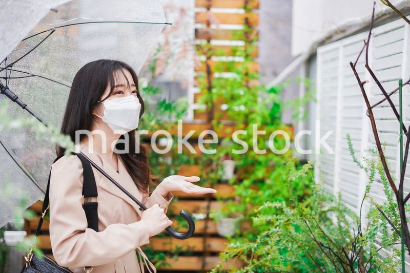 マスクをして通勤をする若い女性