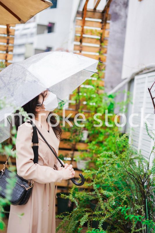 マスクをして通勤をする若い女性