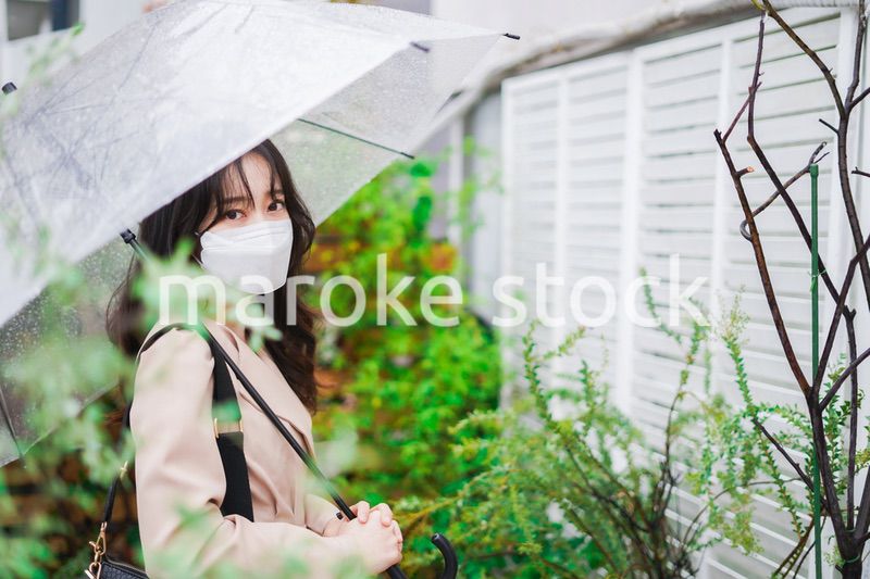 マスクをして通勤をする若い女性