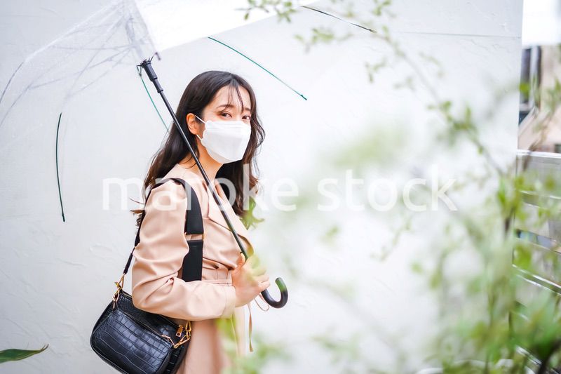 マスクをして通勤をする若い女性