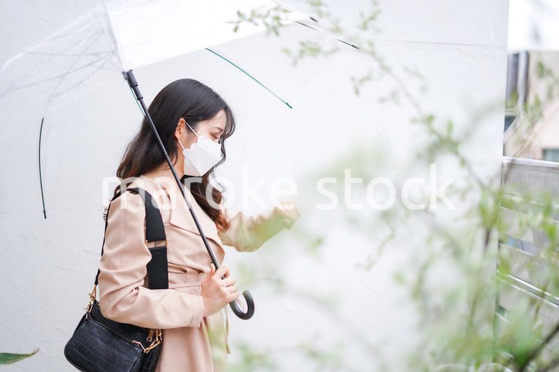 マスクをして通勤をする若い女性