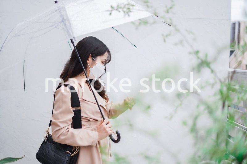 マスクをして通勤をする若い女性