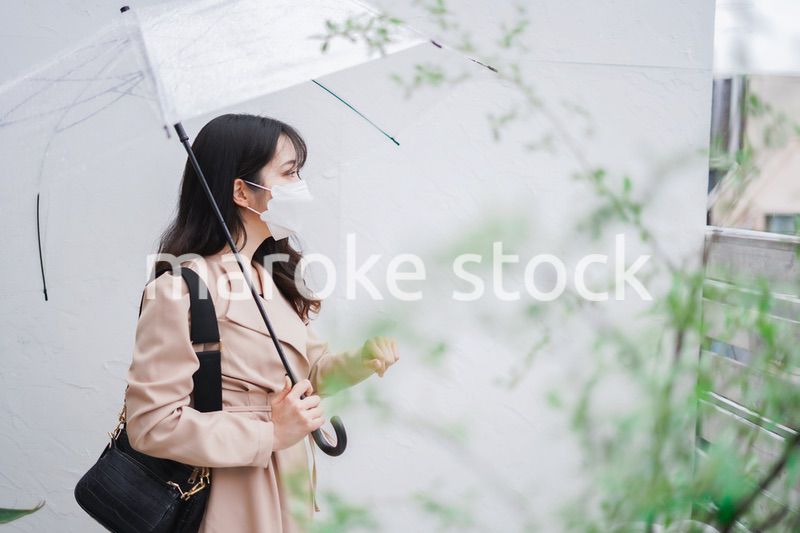 マスクをして通勤をする若い女性