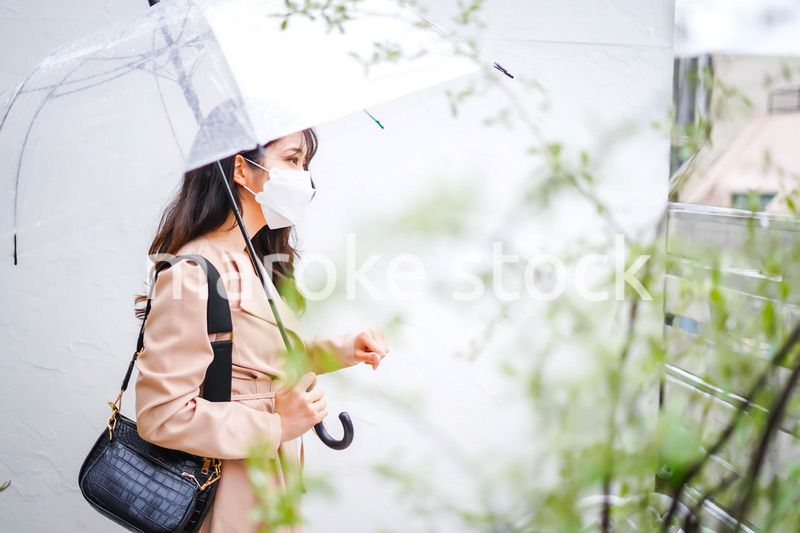 マスクをして通勤をする若い女性