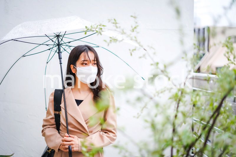 マスクをして通勤をする若い女性