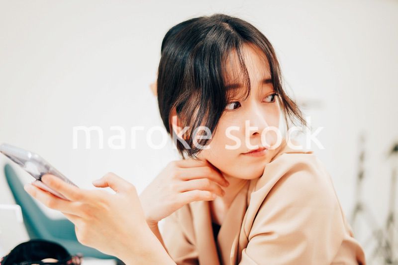 スマホでSNSをチェックする若い女性