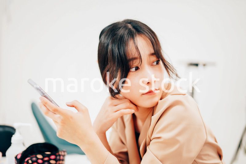 スマホでSNSをチェックする若い女性