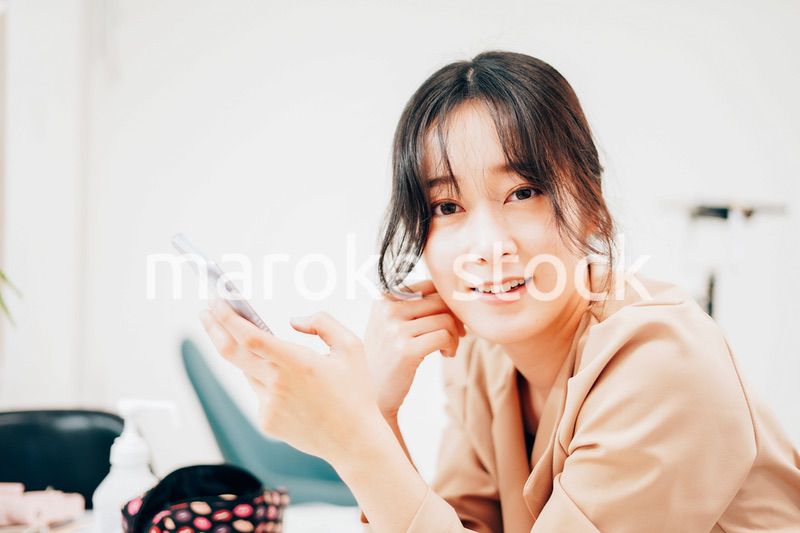 スマホでSNSをチェックする若い女性