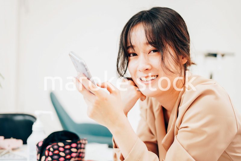 スマホでSNSをチェックする若い女性