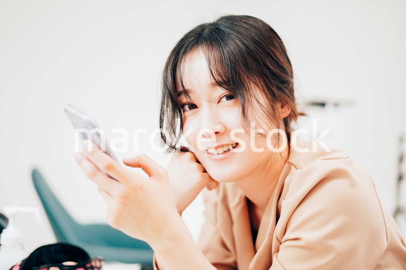 スマホでSNSをチェックする若い女性