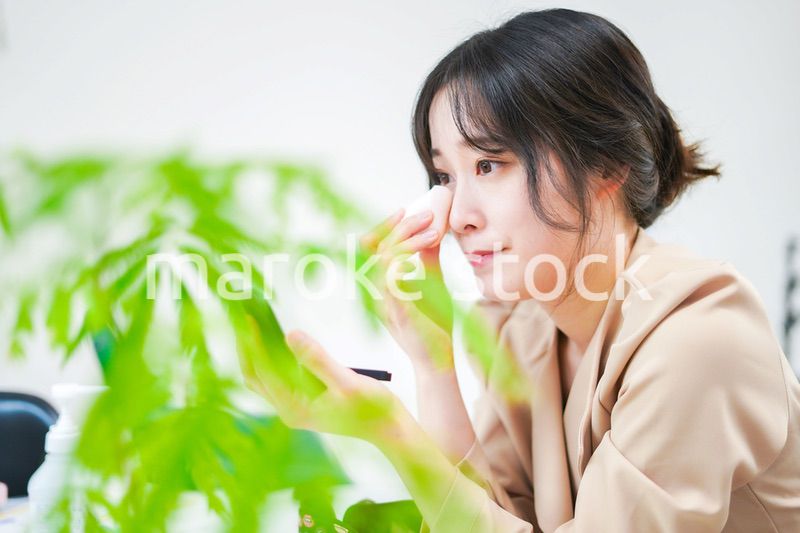 笑顔でメイクをする若い女性