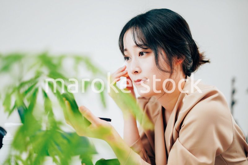 笑顔でメイクをする若い女性