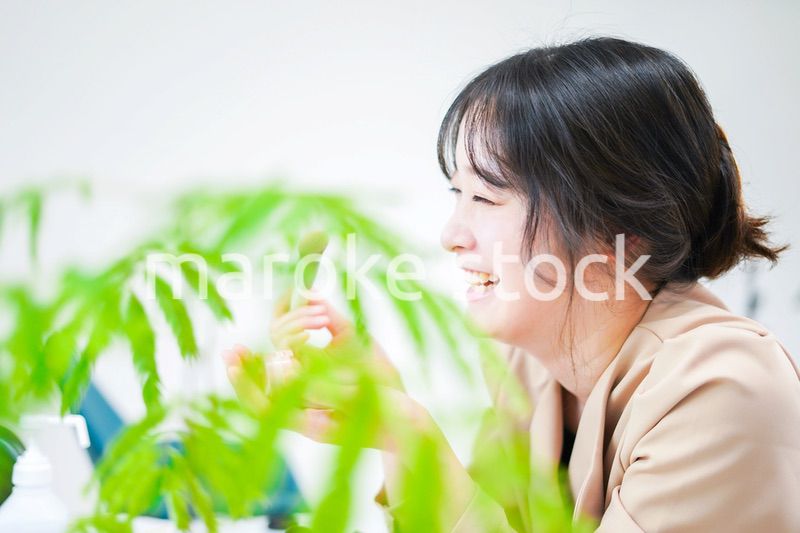 メイクをする女性