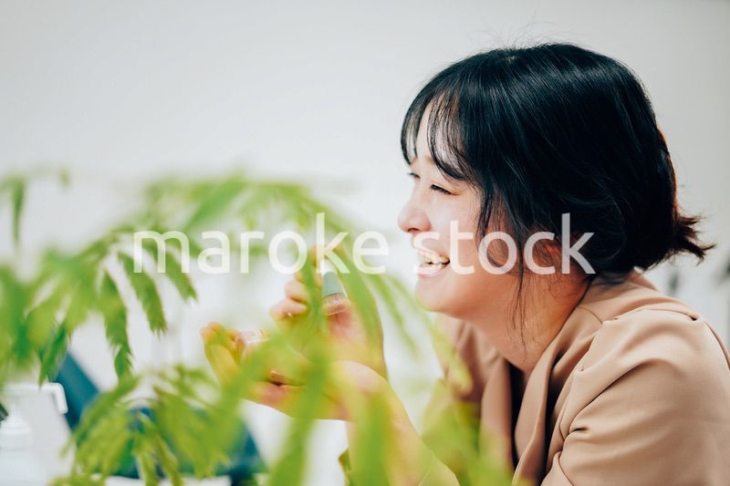 笑顔でメイクをする若い女性