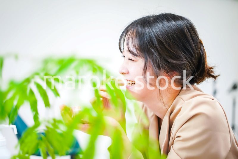 メイクをする女性