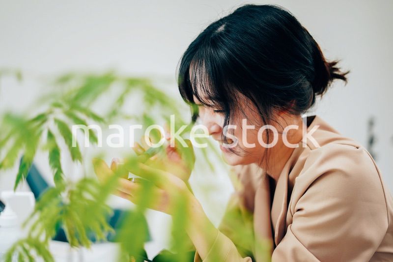 笑顔でメイクをする若い女性