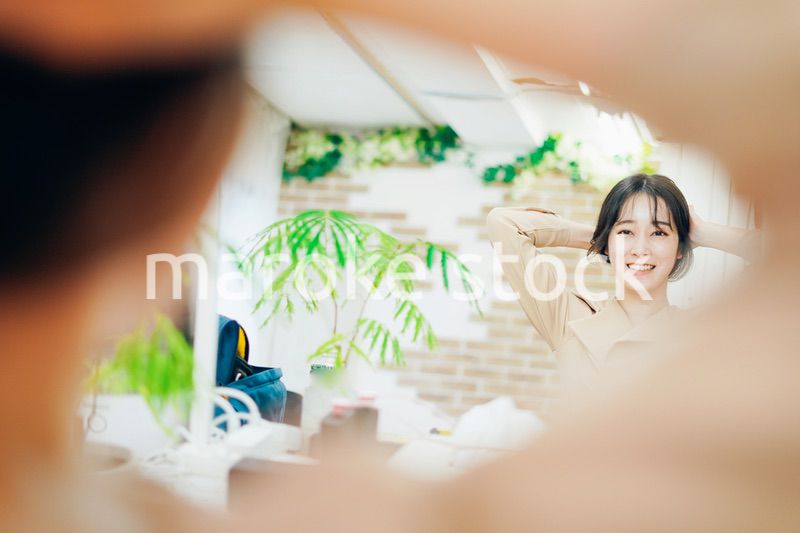 メイクをする女性