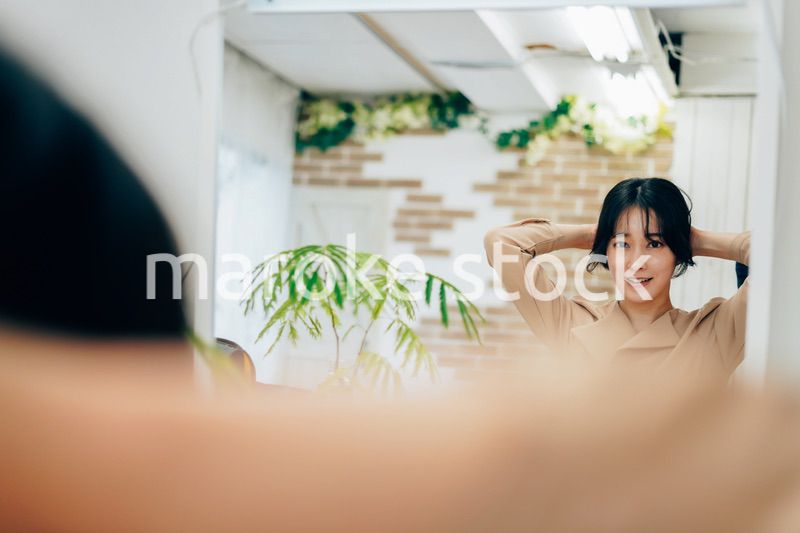 笑顔でメイクをする若い女性