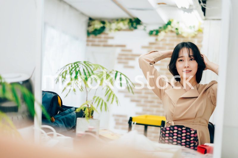 笑顔でメイクをする若い女性